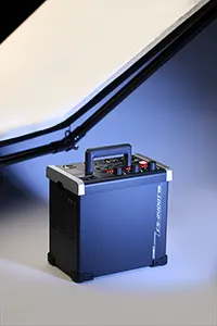 スタイリッシュデザインのハンディタイプ電源部