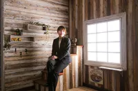 LINE-LED設置例｜人物写真